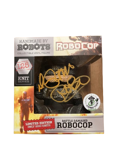Handgefertigt von Robots – Sammler-Vinylfigur – Knit Series 125 – Robocop (Battledamaged) (Exklusiv auf der Emerald City Comic Con 2022) (1000 Stück) (Signiert von Peter Weller) (KEIN Echtheitszertifikat!)